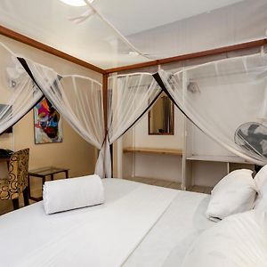 Zimmer mit Kingsize-Bett